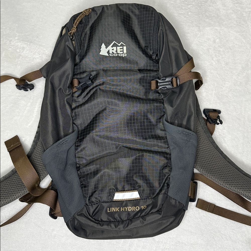 REI Link Hydro 10 Backpack Black with Brown Straps